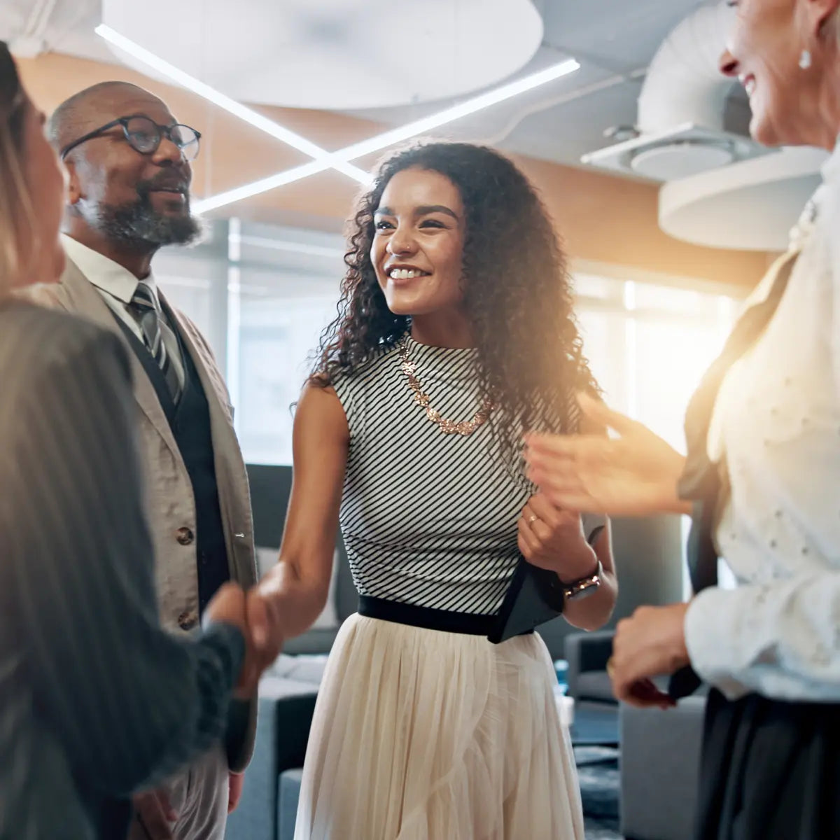 Incontro di lavoro con stretta di mano tra professionisti in ufficio moderno