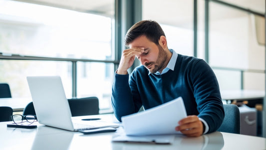 uomo stressato alla scrivania.