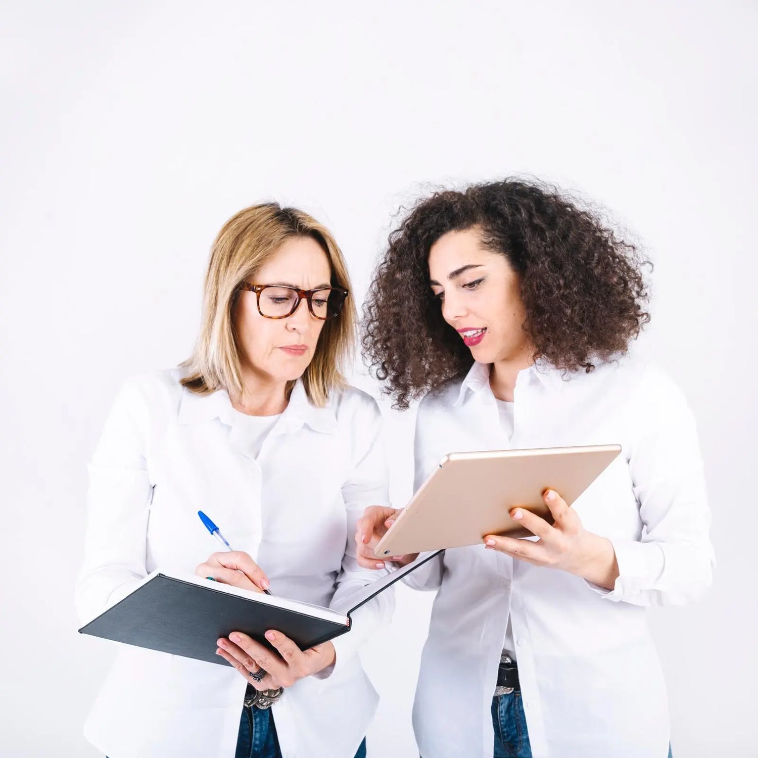 Team di esperte in camice bianco durante una revisione documentale